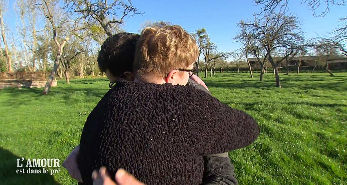 L’amour est dans le pré : Justine prend Patrice dans ses bras, il refuse d’évincer Véronique