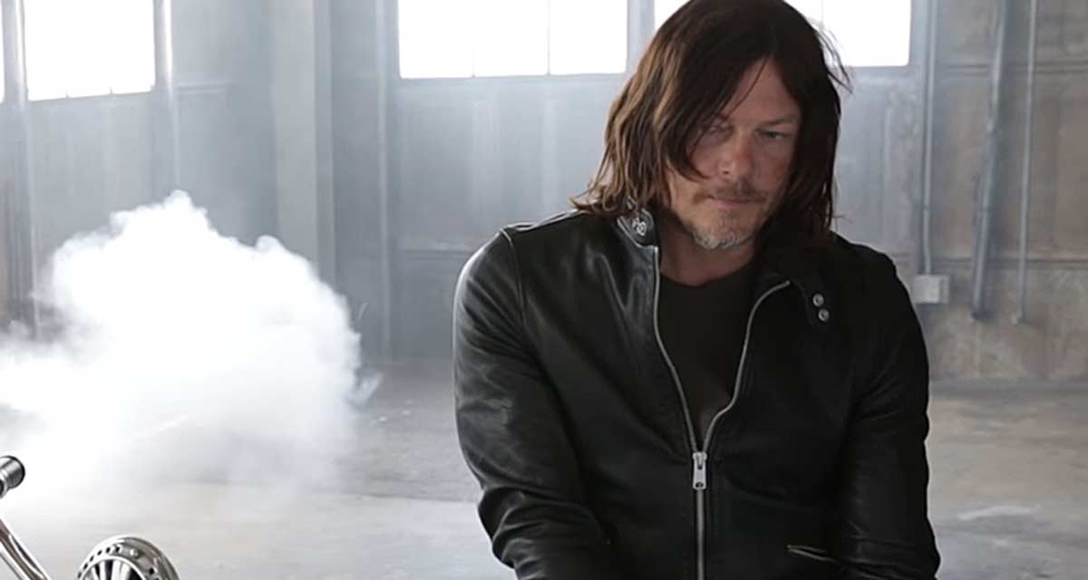 The Walking Dead, la fin : les derniers épisodes de la série, Norman Reedus (Daryl Dixon) fait vrombir sa moto avant le coup d’arrêt