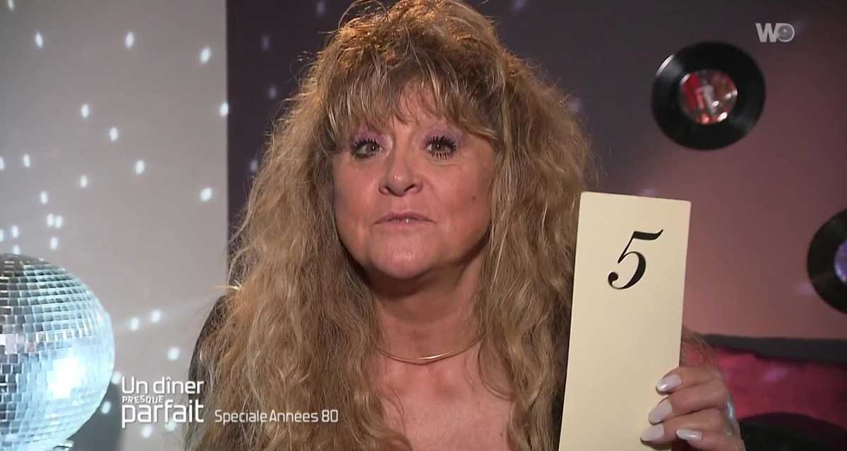 Un dîner presque parfait : la chanteuse Sloane provoque un malaise, scandale pour un invité sur W9