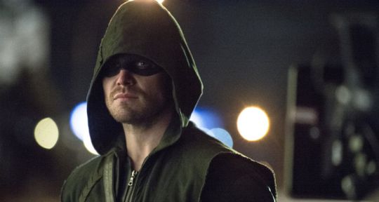 Stephen Amell (Arrow) surprend en donnant son avis sur The Flash et Supergirl