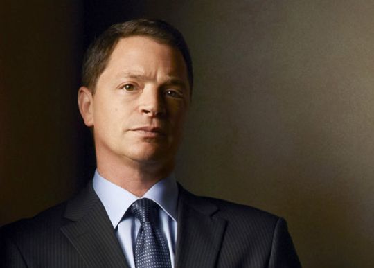 Joshua Malina : « Scandal est à la fois un soap, un thriller et une série politique »