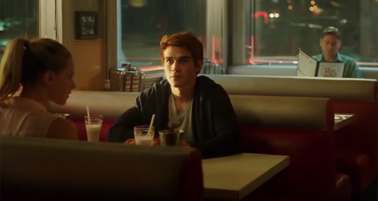 Riverdale (TFX) : pourquoi K.J. Apa et Madelaine Petsch ont interrompu le tournage