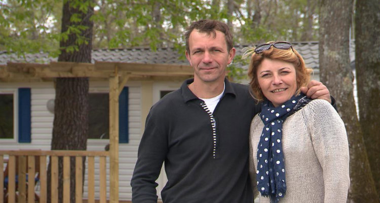 Bienvenue au camping : Catherine et Marion, Céline et Youcef,  Cathy et Pauline, Maryline et Jean-Louis en compétition pour la victoire